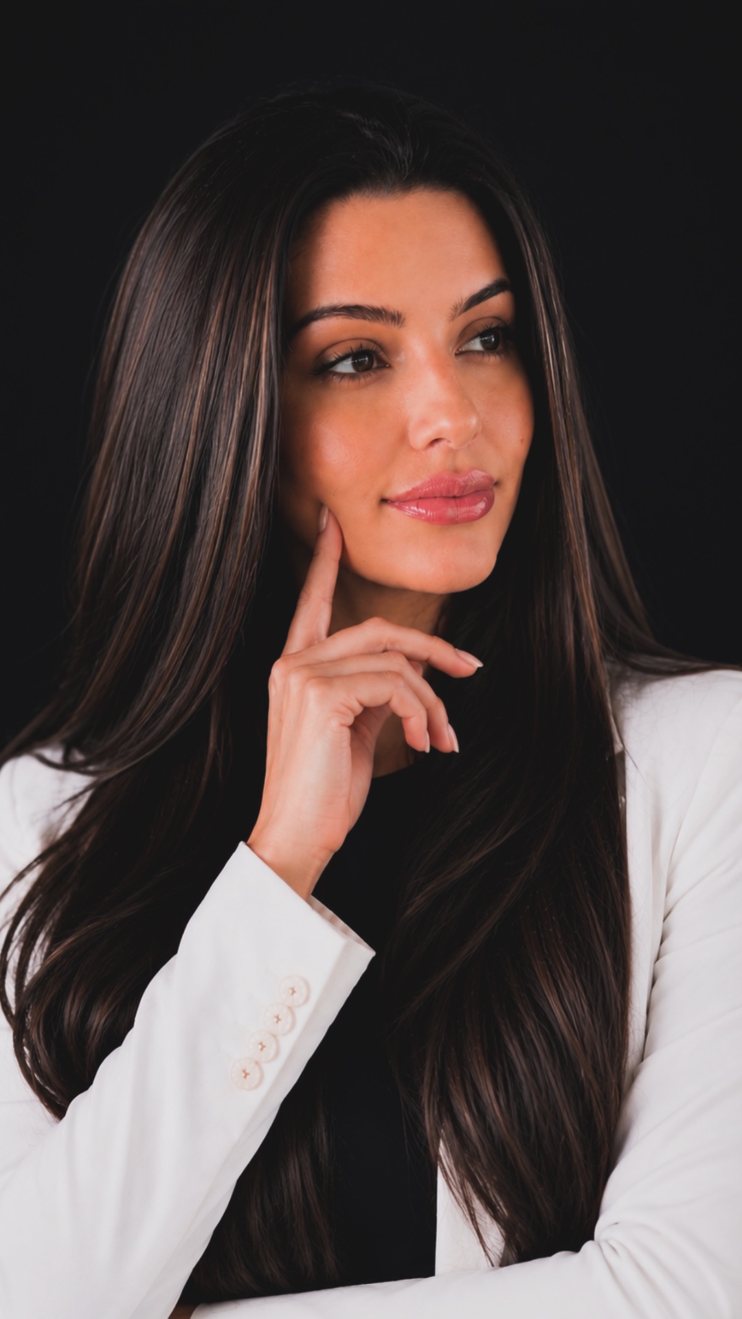 Retrato da Dra. Bruna Thaís, cirurgiã-dentista especializada em harmonização facial